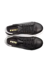 Zapatillas deportivas de cuero metalizado en color dorado, con cordones al tono y suela de goma color caramelo.