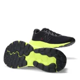 Championes de running New Balance modelo 520 V8, color negro con entresuela en color amarillo neón. Presentan capellada de malla transpirable, cierre con cordones y logo N en el lateral.