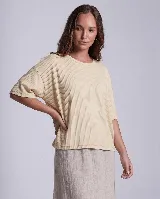 Remera de corte holgado y mangas cortas, confeccionada en tejido morley color beige con cuello redondo.