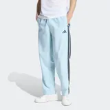 Pantalón deportivo Adidas de corte clásico, color celeste con las icónicas tres rayas laterales en color azul oscuro. Presenta cintura elástica con cordón de ajuste, bolsillos laterales y diseño de pierna recta con puños abiertos.