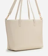 Cartera tipo shopper grande de Satinato, confeccionada en poliuretano con textura efecto crocco en color bordó. Cuenta con doble asa fija, correa larga desmontable con herrajes dorados y cierre superior por cremallera.