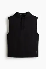 Buzo deportivo negro sin mangas con capucha y cordón ajustable, de corte regular.