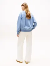 Campera bomber celeste de felpa con cierre frontal, cuello, puños y ruedo acanalados. Logo de Tommy Hilfiger bordado en el pecho y en el puño.