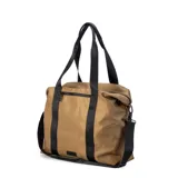 Bolso deportivo color gris claro, con cierres y correas negras. Cuenta con dos asas superiores, bolsillo frontal con cierre y correa extensible ajustable.