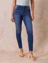 Jean skinny tiro medio color azul, marca One Five One, confeccionado en algodón elastizado. Cuenta con pretina con pasadores, cierre y botón metálico, bolsillos delanteros y traseros, y laterales sin costura.