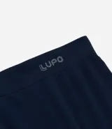 Calzoncillo tipo boxer de microfibra color negro, con cintura elástica que presenta detalle de líneas horizontales y logo de la marca.