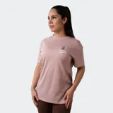 Remera Reebok color rosado con estampado gráfico de un árbol y el logo de la marca en el pecho.