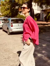 Camisa fucsia de lino, de corte holgado y manga larga.