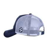 Gorro tipo trucker azul marino con panel frontal de algodón y paneles traseros de malla blanca. Presenta un parche cuadrado bordado en el frente con la imagen del personaje Tsubasa Ozora de Captain Tsubasa.