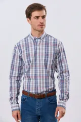 Camisa de manga larga de calce slim, con diseño a cuadros en tonos azul oscuro, verde y blanco. Presenta cuello camisero con botones y bolsillo ojal en el pecho con detalle bordado.