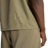 Remera deportiva Adidas de manga corta, color verde oliva, con cuello redondo y logo de la marca estampado en el pecho.