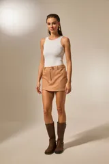 Body sin mangas de poliamida, con cuello redondo a la base y ajuste al cuerpo.