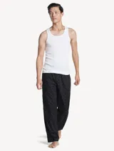 Pantalón de pijama largo negro con estampado de logos de Tommy Hilfiger en blanco y rojo. Tiene cintura elástica con cordón ajustable.