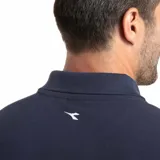 Polo de manga corta color azul marino, con cuello clásico, cierre frontal de tres botones y bolsillo frontal en el pecho.