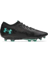 Championes de fútbol Under Armour Magnetico Elite, color negro con detalles en verde agua. Presentan tecnología UA Clone para un ajuste personalizado, impresión 3D para mayor control y zona de golpeo de silicona. Cuentan con cuello de punto tipo calcetín y suela ligera con tacos mixtos para superficies naturales firmes.