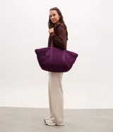Cartera tipo shopper grande marca Satinato, confeccionada en poliéster con diseño acolchado puffer en color bordó y asas anchas de gorgorán.