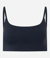 Top deportivo femenino color morado oscuro, de corte recto y ajustado, con escote cuadrado y breteles finos ajustables.