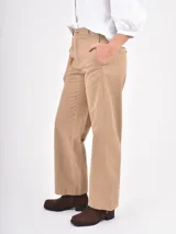 Pantalon de corte recto y tiro medio, confeccionado en tela de algodón color negro, con cierre frontal y bolsillos laterales.