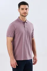 Remera polo de piqué de algodón color azul, de manga corta, con cuello camisero, cierre frontal de dos botones y pequeño logo bordado en el pecho.