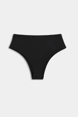 Bombacha de bikini tiro alto, de diseño liso y color negro.