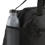 Bolso deportivo Puma Phase Small Sports Bag, color negro con logo Puma en blanco. Cuenta con doble asa de mano, correa de hombro ajustable, cierre superior y bolsillo lateral de malla.