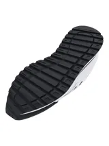 Championes Under Armour modelo Essential Runner, de diseño retro en color blanco con detalles en negro. Presentan parte superior de nailon con revestimientos de gamuza, entresuela de EVA acolchada y suela de goma para mayor tracción.