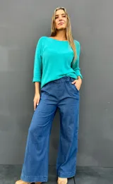 Pantalón de jean de viscosa en color azul intermedio, con corte amplio y fluido. Presenta pretina con elástico y pasacintos, ofreciendo un ajuste cómodo y adaptable a la silueta.