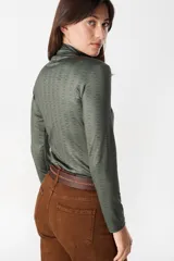 Polera de cuello alto y manga larga con estampado geométrico de rombos en tonos bordó y detalles en blanco.