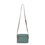 Cartera tipo bandolera de Las Oreiro en color verde, con diseño rectangular, cierre principal y bolsillo frontal con cierre. Cuenta con correa larga ajustable en color marrón.