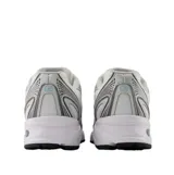 Championes New Balance modelo 740, con diseño retro inspirado en el running de los años 2000. Presentan una capellada de malla transpirable en color blanco con superposiciones sintéticas en gris y detalles en azul claro. Incluyen entresuela con tecnología ABZORB para absorción de impactos y suela de goma resistente.