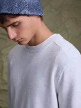 Buzo de cuello redondo confeccionado en tejido fleece, de corte clásico y manga larga, con puños y ruedo acanalados.