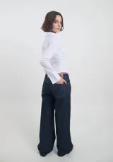 Jean de corte recto y tiro medio, confeccionado en denim azul oscuro con costuras en contraste.