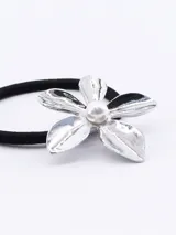 Colero de pelo con elástico negro y dije plateado en forma de flor con centro de perla.