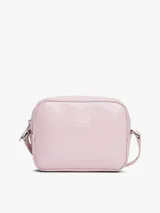 Cartera tipo bandolera de Tommy Jeans con acabado brillante y liso. Presenta un diseño compacto con cierre de cremallera y una insignia con el logo de la marca grabado en el frente.