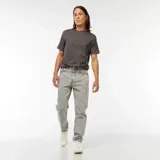 Pantalón jean gris de corte recto, con cinco bolsillos y un bolsillo lateral con cierre.