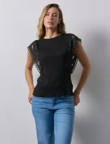 Blusa blanca de algodón y modal, marca Catherine Malandrino, con cuello redondo y mangas cortas con apliques de crochet.
