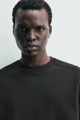Sudadera de manga corta con corte relajado, confeccionada en tejido interlock de algodón con elasticidad y cuello redondo.