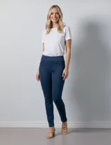 Jegging de algodón azul medio, tiro medio/alto con cintura elástica. Diseño ajustado tipo skinny con bolsillos traseros aplicados y bolsillos delanteros simulados.