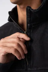 Buzo de frisa con efecto de lavado snow, corte oversize, cuello alto con medio cierre frontal y bordado al tono en el pecho. Cuenta con bolsillos laterales.