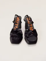 Sandalias de tacón alto Mutma en terciopelo color gris azulado, con plataforma delantera, doble nudo decorativo en la puntera y tira ajustable al talón.