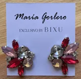 Par de caravanas con forma de flor, con cristales facetados en tonos lila, blanco y dorado.