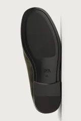 Mocasín casual para hombre de piel con acabado en serraje, en color verde militar, con punta redonda y suela ultrafina a tono.