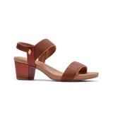 Sandalia de cuero color marrón con taco bajo y tiras anchas.