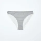 Pack de cinco braguitas de corte clásico, confeccionadas en algodón. El pack incluye una unidad gris oscuro lisa, una blanca lisa, una a rayas horizontales blancas y grises, una rosa pálido lisa y una verde menta con estampado de pequeñas flores blancas.