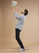 Pantalón de jean negro de corte recto.