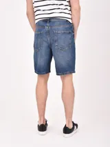 Bermuda de jean color negro con efecto lavado, de corte recto y largo hasta la rodilla.