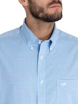 Camisa de manga larga RKF de corte regular fit, con estampado de cuadros vichy en tonos celeste y blanco. Cuenta con cuello abotonado (button-down), bolsillo frontal en el pecho con el logo bordado de la marca y cierre de botones.
