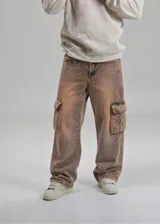 Pantalón cargo baggy color marrón con efecto desteñido, de corte holgado, tiro medio y bolsillos laterales con solapa en las piernas.