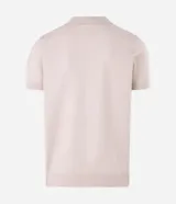 Polo de manga corta confeccionada en tricot liviano, con cuello polo y cierre frontal de cremallera. Presenta un diseño texturizado con detalles trenzados verticales y acabado acanalado.