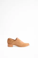 Zapato tipo botineta de cuero vacuno color suela, con diseño de corte bajo, punta redondeada y taco cuadrado de madera.